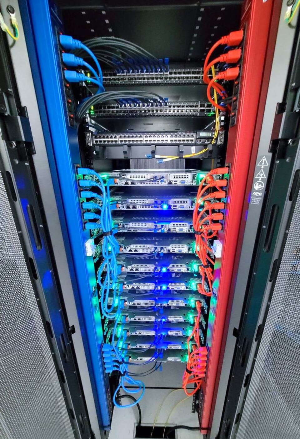 机柜内 A/B 路 PDU（实拍）