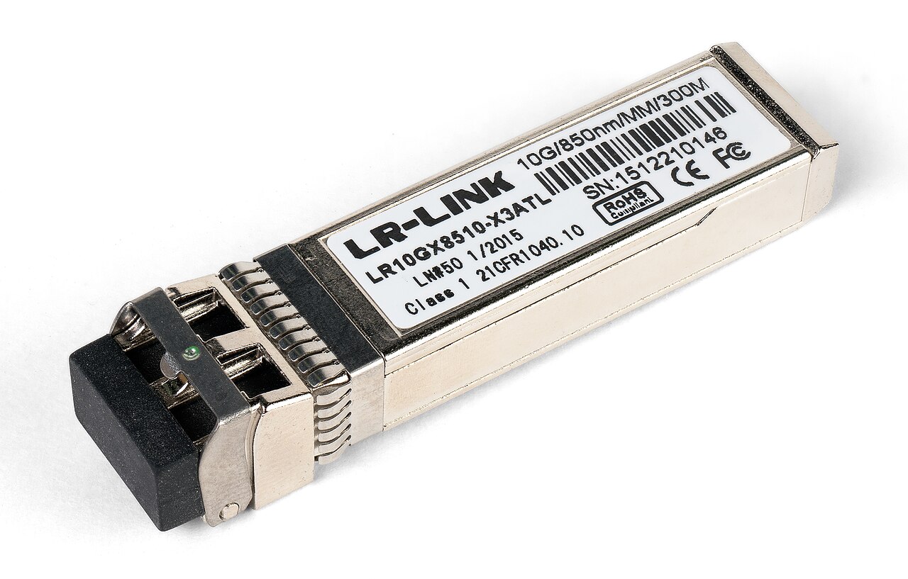SFP+ 光模块特写（实拍）